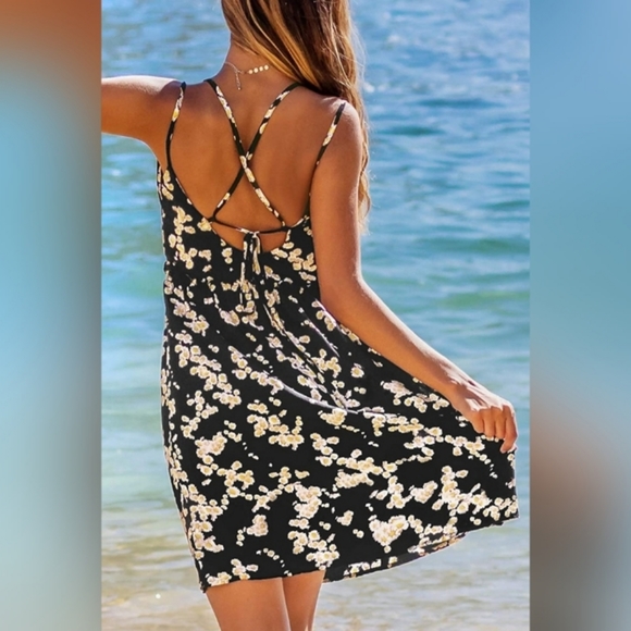 🌹Crisscross V Neck - Picture 2 of 4